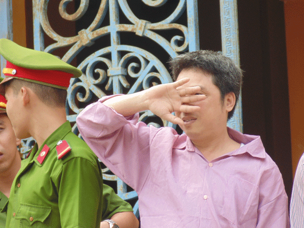 Thầy giáo dạy nhạc nhiều lần ‘yêu’ nữ sinh lớp 6