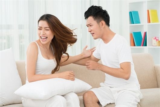 Vợ sảy thai, chồng vẫn thản nhiên chơi ipad
