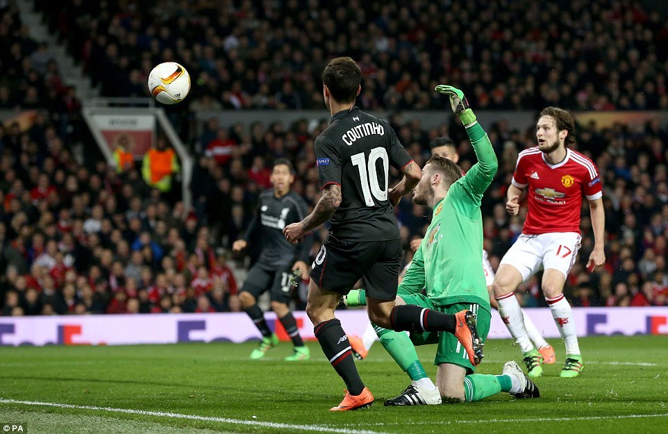 Coutinho lập siêu phẩm biến De Gea thành