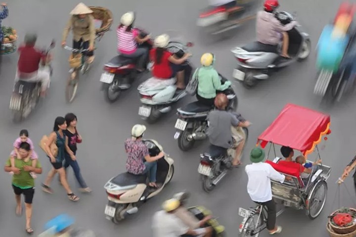 Trẻ Việt liều chết, trẻ Nhật cúi đầu... khi qua đường
