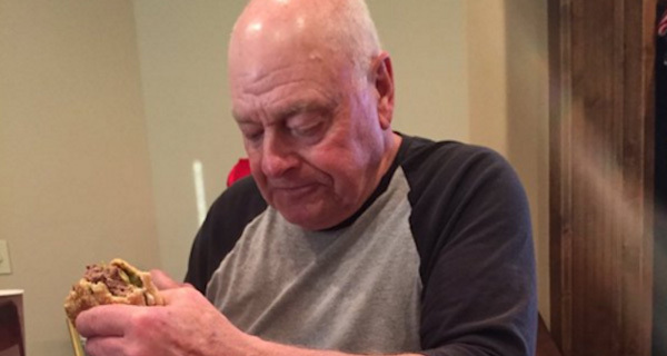 Bức ảnh ông nội ăn burger khiến dân mạng chảy nước mắt