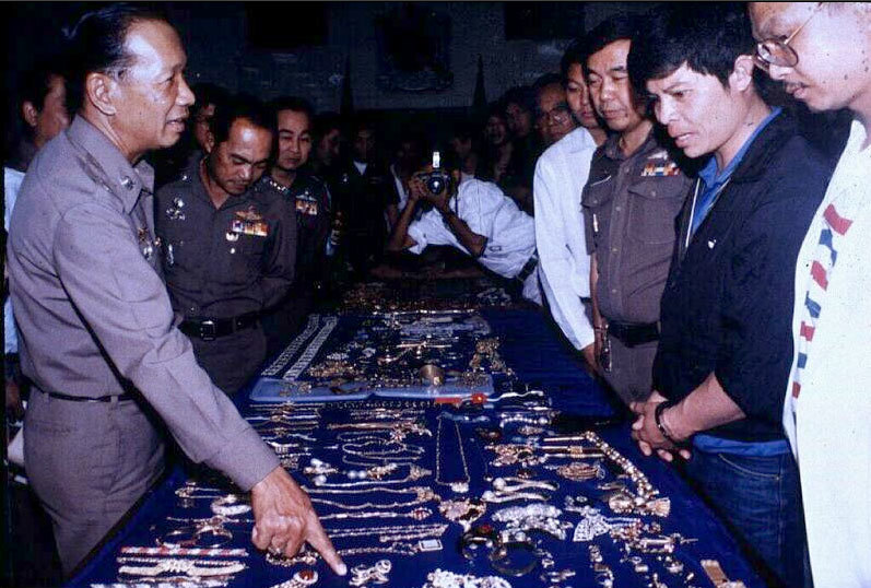 Bí ẩn lời nguyền 'kim cương xanh đẫm máu'