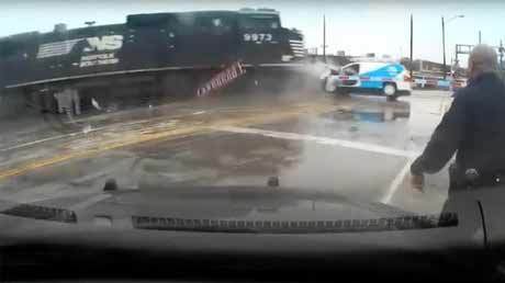 tàu hỏa cán ô tô