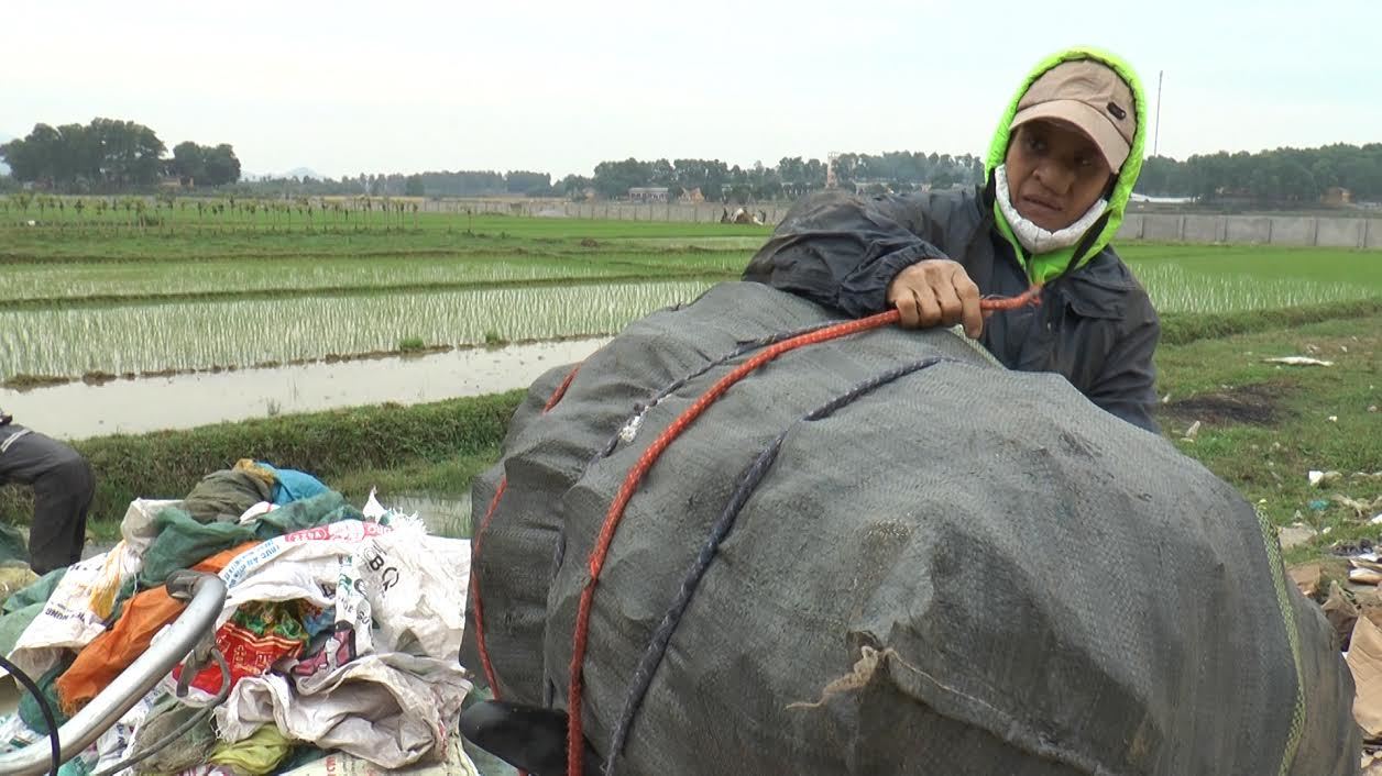 Nhói lòng mẹ dị tật bới rác nuôi con