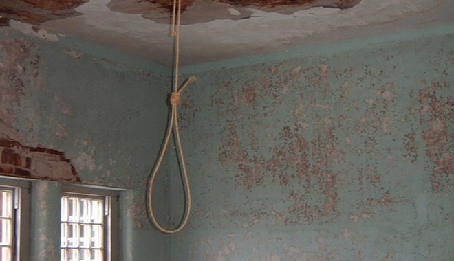 Phạm nhân đang thụ án treo cổ chết tại nhà riêng