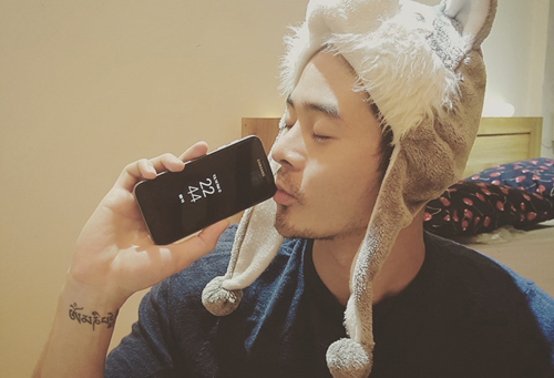 Sao Việt ‘say nắng’ bộ đôi Galaxy S7