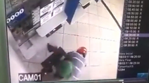 Cười vỡ bụng cảnh kẻ cướp ATM bị lấy trộm súng