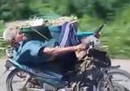 Clip Cụ già nằm trên yên và lái xe máy bằng một tay gây bão mạng