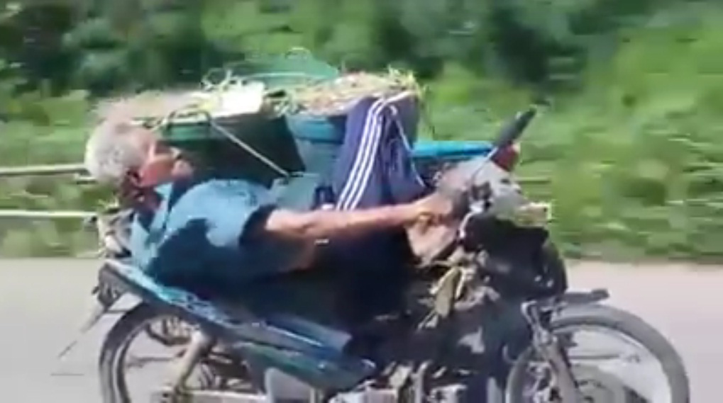 Clip Cụ già nằm trên yên và lái xe máy bằng một tay gây bão mạng