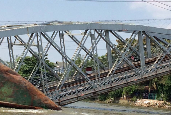 Hình ảnh cầu Ghềnh gãy làm đôi