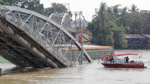 Sập cầu Ghềnh, người dân rơi xuống sông
