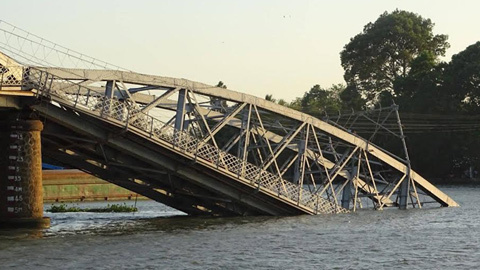 Sập cầu Ghềnh: 2 tài công sà lan xin tiền để trốn