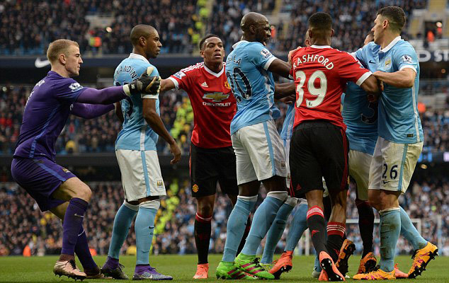 Sao trẻ Rashford bị đàn anh xúm vào bắt nạt