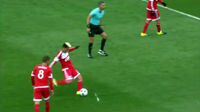 Chiêm ngưỡng pha sút phạt hy hữu của Lee Nguyễn