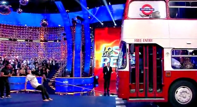 Video thiếu nữ kéo xe bus đầy khách bằng... tóc