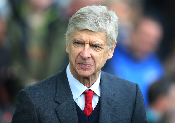 Lạ đời: Lãnh đạo Arsenal ép Wenger phải tiêu tiền