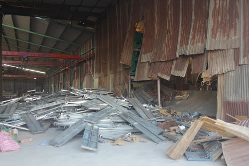 Hàng tấn giàn giáo đổ sập, vùi lấp 3 công nhân