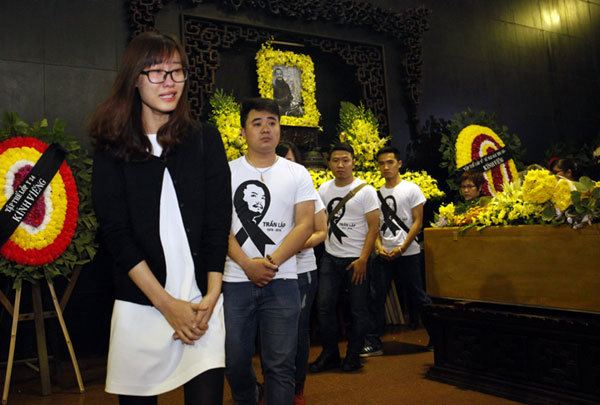 Dòng người đổ dồn về đám tang nghệ sĩ Trần Lập