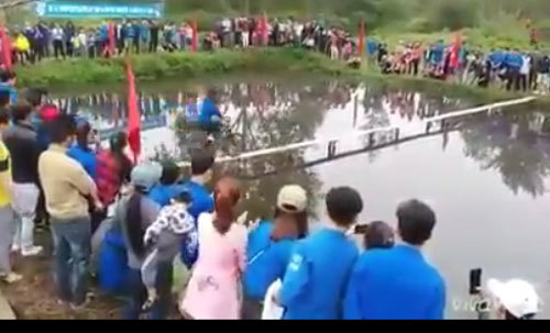 Cười đau ruột với màn thi đi xe đạp qua cầu khỉ ở Nghệ An