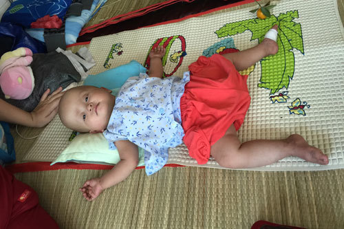 Ôm con mà lòng quặn đau