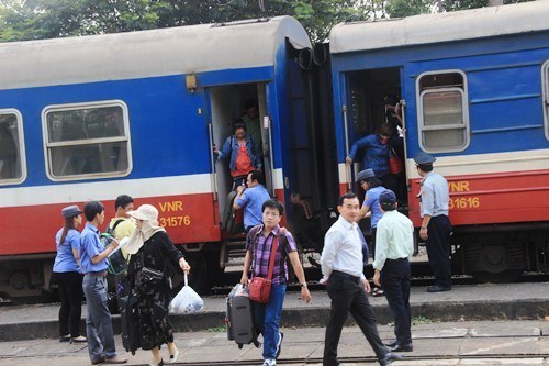 Tàu lửa Sài Gòn “tăng bo” khách đến ga Sóng Thần