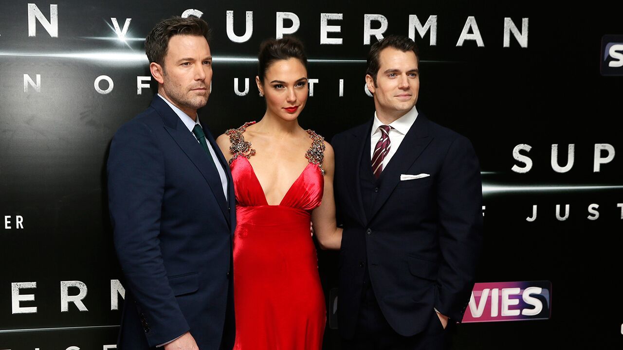 Mỹ nhân 'Batman v superman' siêu sexy với đầm đỏ rực