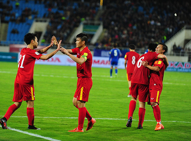 Công Vinh lập cú đúp