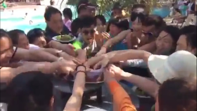 Khách Trung Quốc tranh cướp hoa quả: