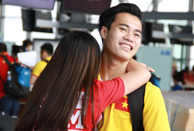 Fan nữ ôm chặt Văn Toàn, Ngọc Hải ở sân bay
