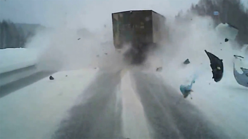 Ô tô đâm đầu xe tải nát bét như sắt vụn