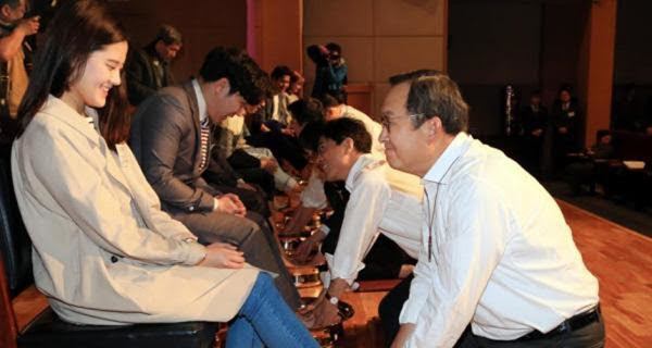 Giảng viên Hàn Quốc rửa chân cho sinh viên