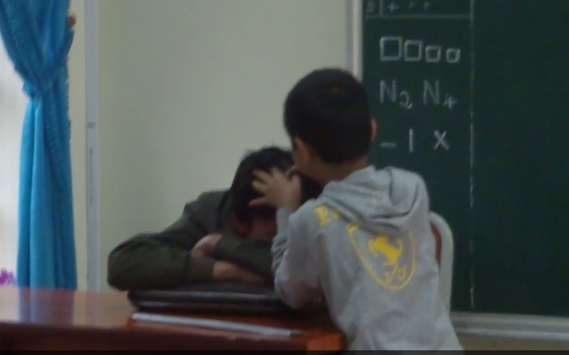 Không kỷ luật thầy giáo nhờ học sinh nhổ tóc bạc