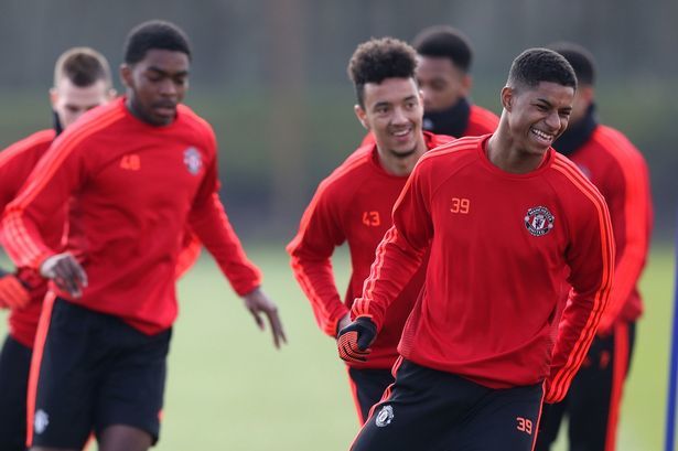 Rashford bị cấm bén mảng tới phòng thay đồ đội 1