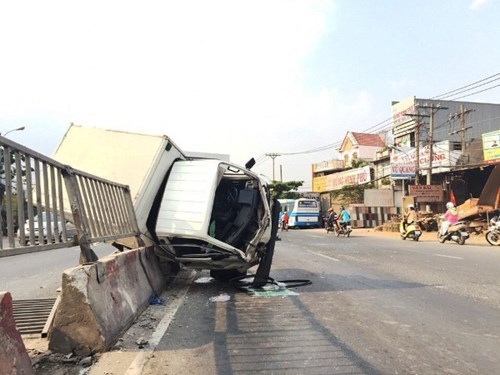 Xe tải vắt ngang dải phân cách, cả nhà kêu cứu thảm thiết