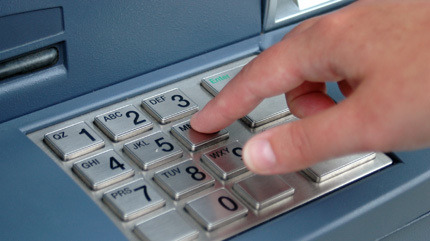 Không rút được tiền, đổ nước ngọt phá hỏng máy ATM