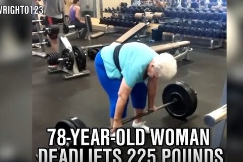 Cụ bà 78 tuổi nâng tạ nặng 102kg