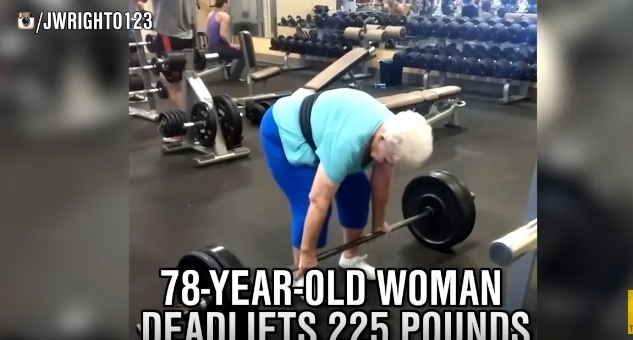 Cụ bà 78 tuổi nâng tạ nặng 102kg