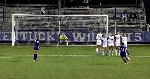 Cầu thủ nữ sút phạt ảo diệu như Ronaldo