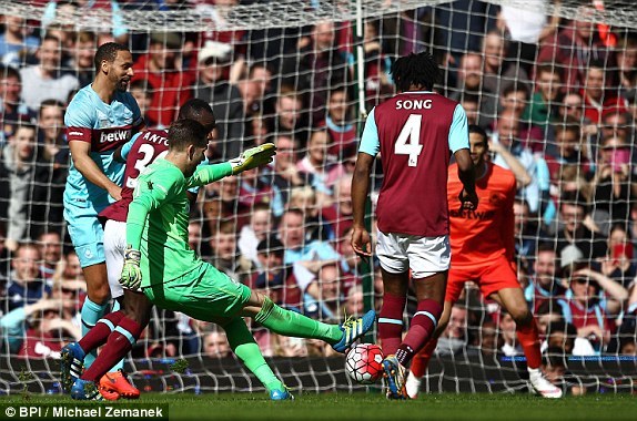 Pha solo ghi bàn từ sân nhà của thủ môn West Ham