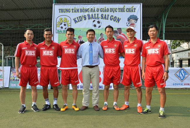 Văn Quyến làm thầy ở trung tâm bóng đá của Phan Thanh Bình
