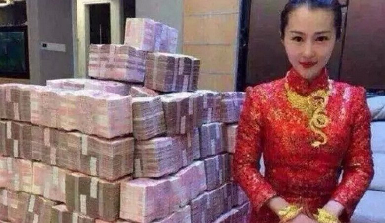 Cưới khoe giàu, vàng đeo trĩu cổ, tiền chất như núi