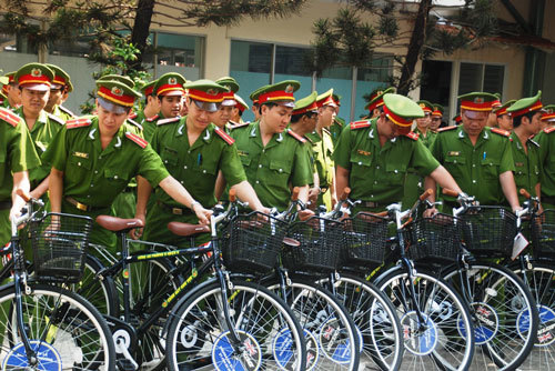 Cảnh sát tuần tra bằng xe đạp ở Sài Gòn