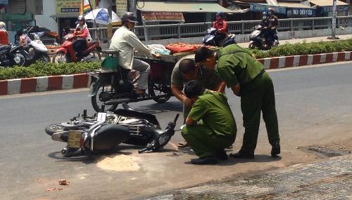 Hai cô gái bị tạt a xít trên phố Sài Gòn