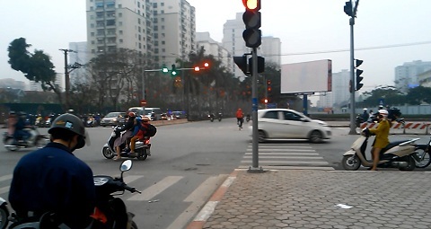 Đầu trần vượt đèn đỏ: Cha mẹ 'đầu độc' con từ nhỏ