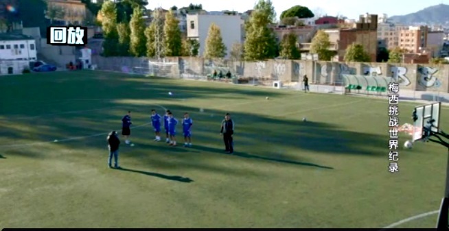 Pha sút bóng vào rổ khó tin của Messi