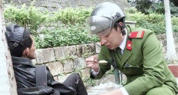 Hành động đẹp của chiến sỹ công an