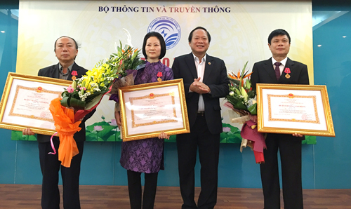 3 lãnh đạo đơn vị Bộ TT&TT nhận Huân chương Lao động hạng Nhì