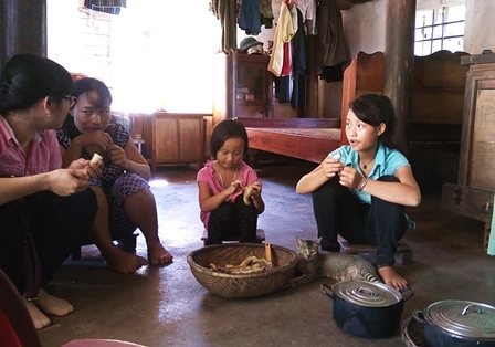 Bữa trưa với cơm và khoai dong ăn kèm của ngôi nhà toàn người khiếm khuyết