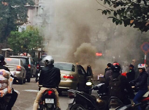 Ô tô bốc cháy ngùn ngụt trên phố Hà Nội