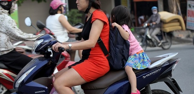 Những lưu ý khi chở trẻ nhỏ bằng xe máy